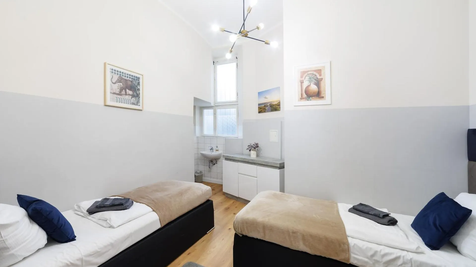 Stylish 4Rooms Flat Am Adenauerplatz 8 Personen Kurfuerstendamm Berlin 0*,  Germany